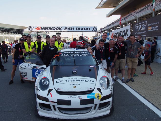 L‘équipage et le staff technique autour de la Porsche 997 GT3 CUP S n°64 sur la grille de départ