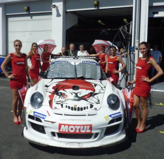 L‘équipage de la GT3 R n°14 avec les grid girls