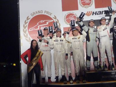 Equipage de la Porsche n°63 sur le podium