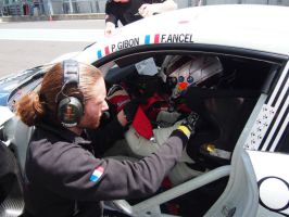 Roscar : Pascal Gibon s‘installant dans la Porsche n°66